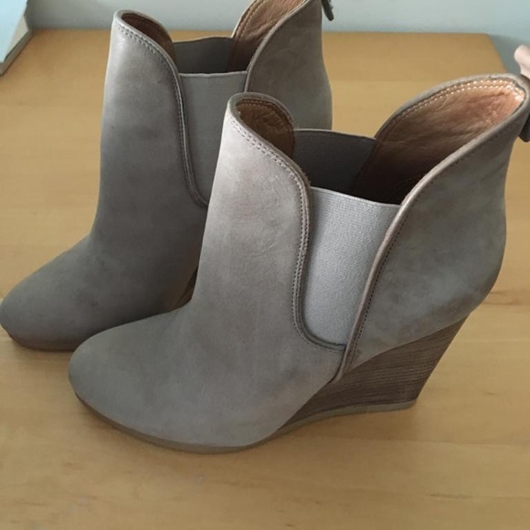 STUNNING Coach tan suede wedge boots 👀🤎🤍 - Picture 3 of 5